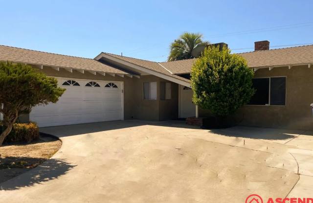 Charming 3 Bed /1 Bath Home in Bakersfield's 93304 Area — Solar INCLUDED in Rent, Fireplace & More!