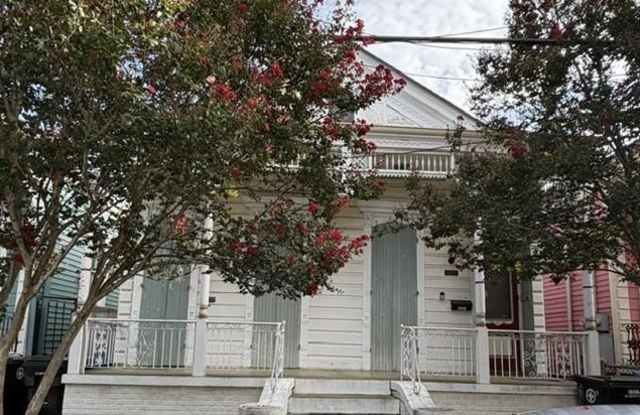 2327 DAUPHINE Street