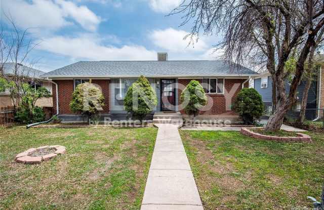 Charming 3 Bed 1 Bath home in Lakewood.