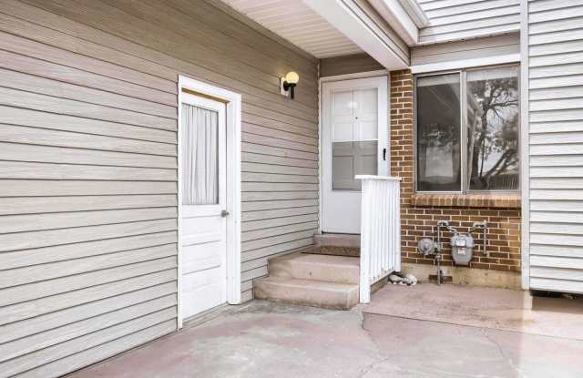 Updated 2 Bedroom Townhouse in Thornton