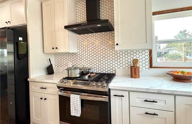 115 W Valencia Avenue