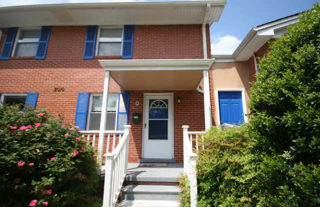 Adorable Townhouse with All Appliances Near Duke West & Hospital