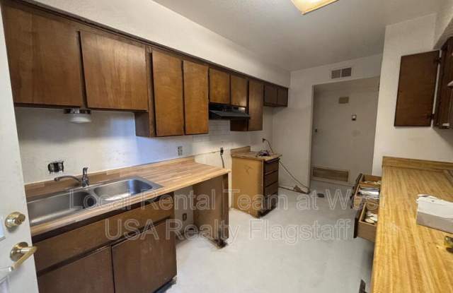 4513 E Hollygreen Rd