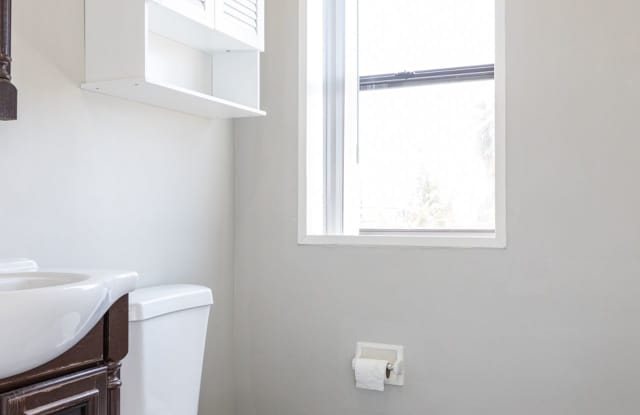 Two story 1 bed, 1 bath with in unit laundry in Virgil Village!