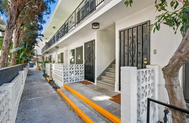 514 N Hayworth Avenue