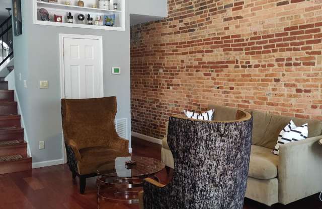 Chamring 2-Bedroom Locust Point Townhome w/ Deck