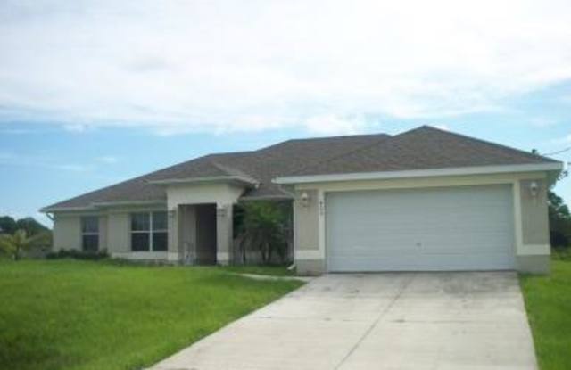 422 Monroe AVE - 422 Monroe Avenue, Lehigh Acres, FL 33972