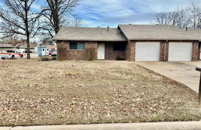 3507  W Beechwood  DR