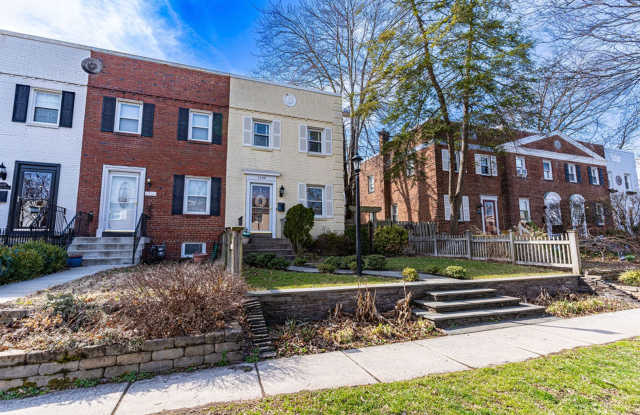 Gorgeous 3 Level Townhouse Near Old Town with Walking Distance to Restaurants and Braddock Metro!