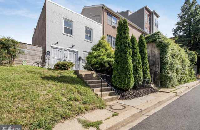 Photo of 1149 SUMMIT Street NE unit: 2