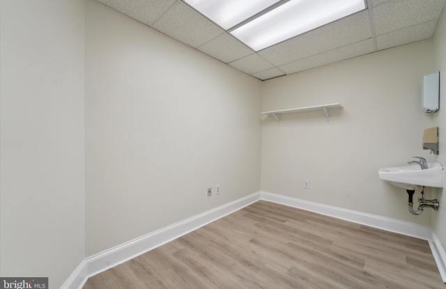 932 PINE Street unit: 1St Fl