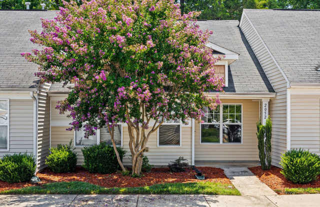 Beautiful 2 bedroom Ranch Townhome in the heart of Lake Wylie!