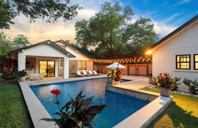 3 Bedroom 2.5 Bathroom Home w/ 1 Bedroom 1 Bathroom Guest House & Pool!!