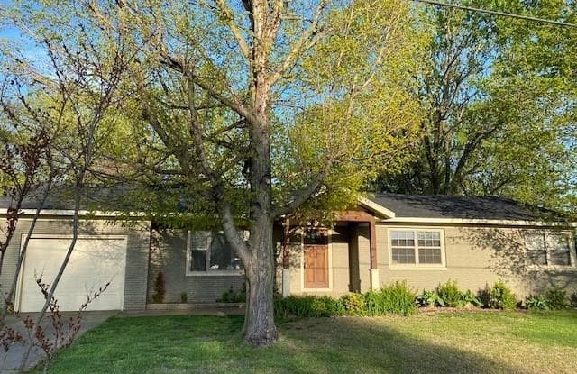 304 Crestview Dr - 304 Crestview Drive, Bentonville, AR 72712