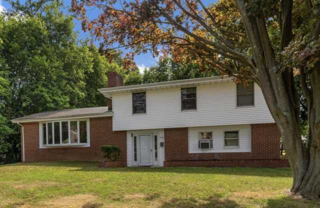 584 Monmouth Place