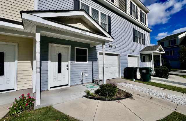 Tri-Level Condo – Pets Welcome, Washer  Dryer Included