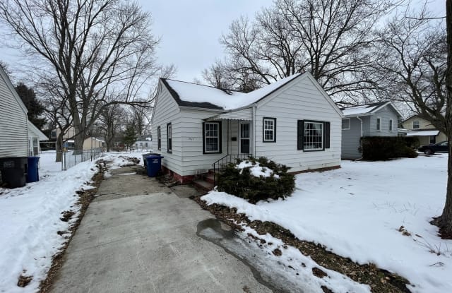 3017 Sheridan Avenue - 3017 Sheridan Avenue, Des Moines, IA 50310