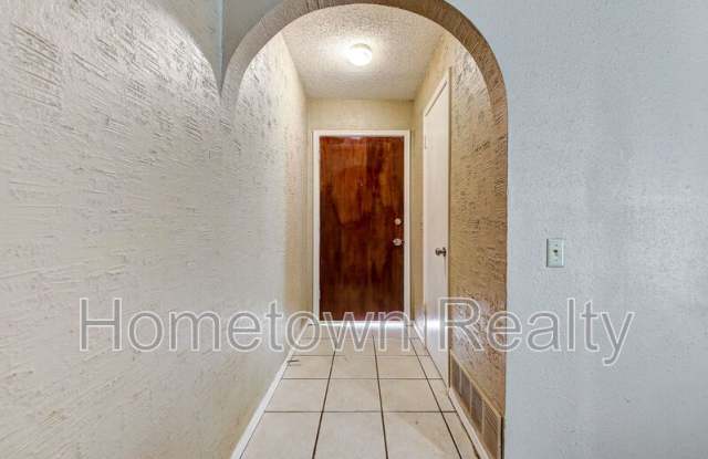 207 W Shadywood Drive