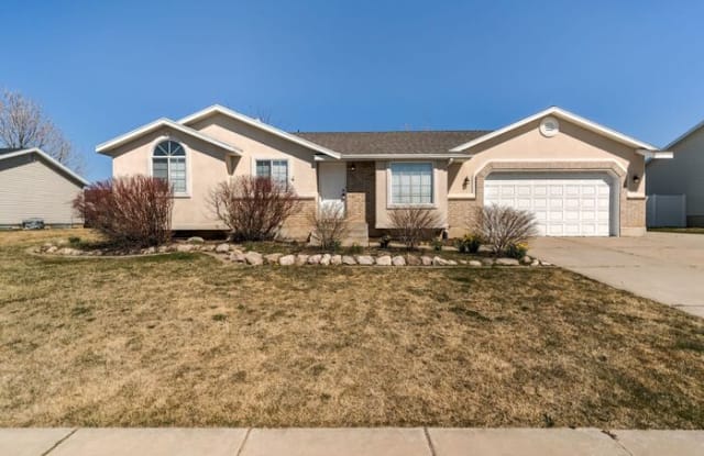 2422 West 2150 South - 2422 W 2150 S, Syracuse, UT 84075