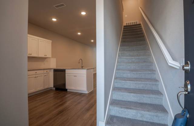 2 bedroom 2.5 bath Home In Fayetteville!