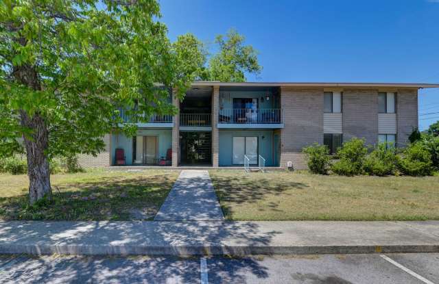 Walkable Downtown Lexington Condo | First-Floor 2BR in Shadow Moss