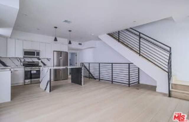 11814 1/2 Gilmore Street