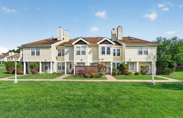 1208 Whispering Hills