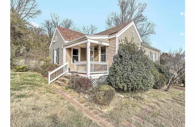 Charming 3BR in SW Roanoke | Fenced Yard | Hardwood Floors | Wasena Area