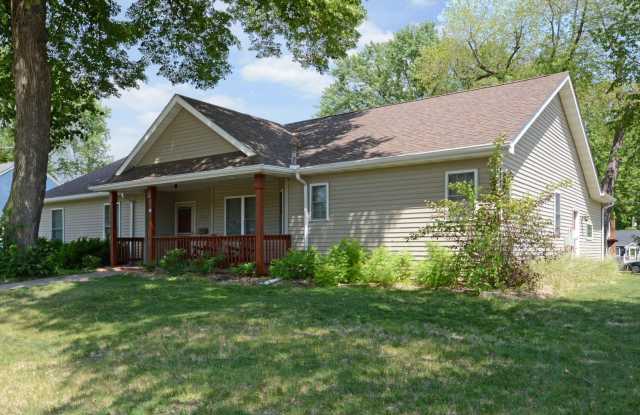 Spacious 5-Bed 3-Bath Home in South St. Paul - Available Now!