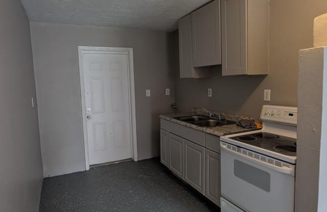 2/1 home in sarasota, great location, and pet-friendly!