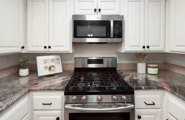 Beautiful Upgraded 2 Bed / 2 Bath 1 Story Condo Located in The Lakes in Carmel Valley