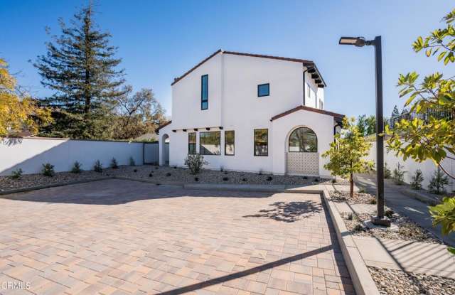 136 N Oakview Drive