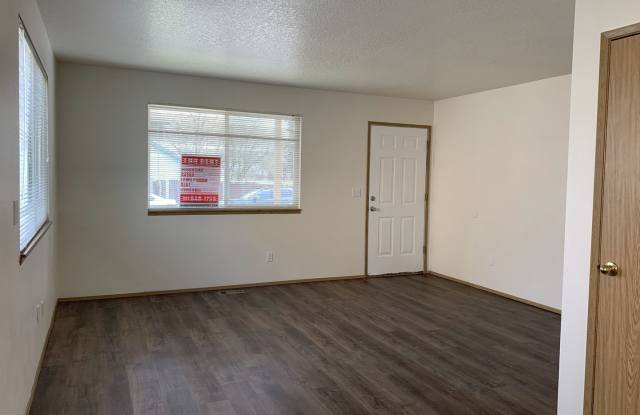 3 bedroom, 2 1/2 bath home in quiet Scappoose neighborhood near parks