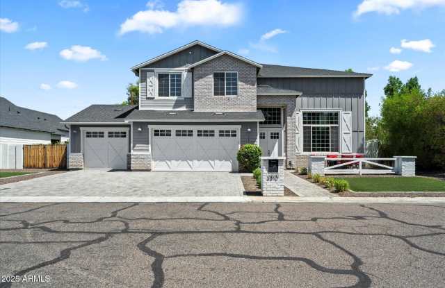 Photo of 3810 E Devonshire Avenue