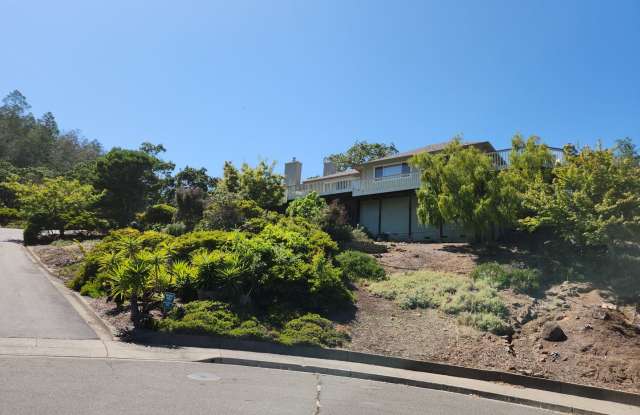 "Must See" w/beautiful views 3 bedroom, 2.5 bath House in Oakmont 55+ community