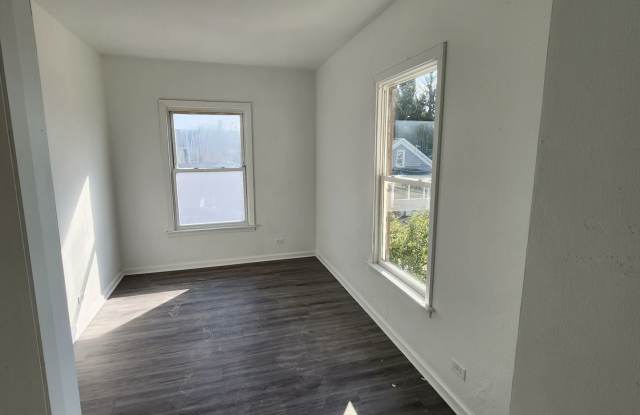 large 2 bedroom upper near Racine Zoo