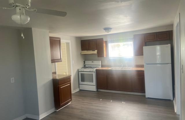 One Bedroom Spacious Duplex Located on S Brookville Rd & S Arlington Ave  SECTION 8 WELCOME