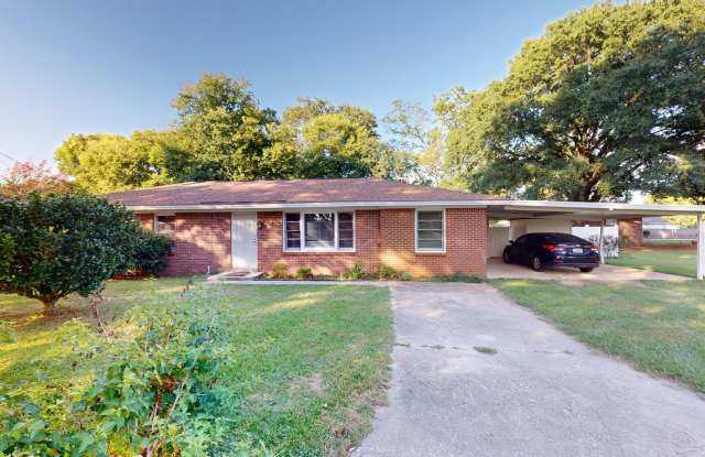 Photo of Large 3 bedroom, 1.5 bath located on a corner lot in Prattville.