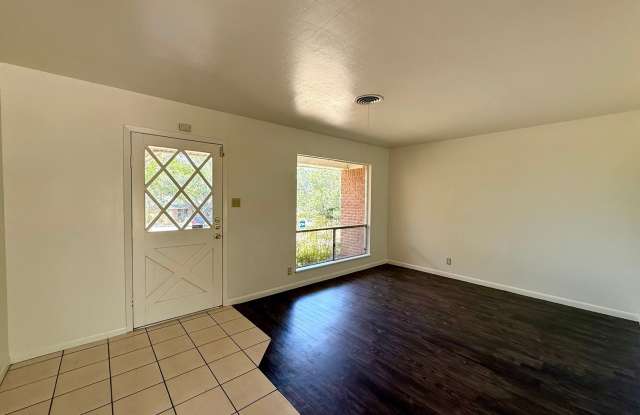 Walk to St. Edwards University!-2711 Little John