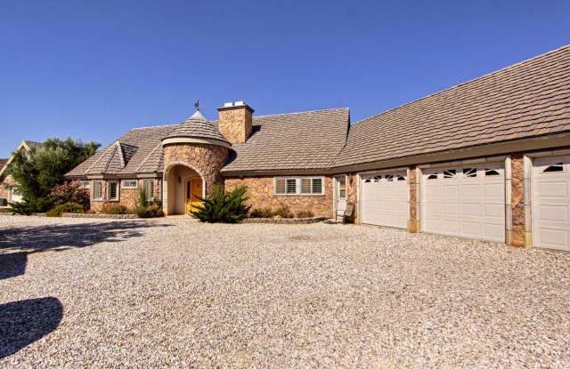 5 bedroom with a 5 car garage on 5+ acres with Pool and Hot Tub