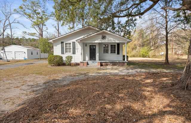 Spacious 2-Bedroom, 1-Bathroom Home in Richmond Hill, GA
