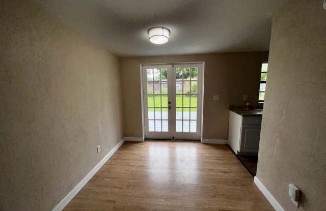 Remodeled 4 Bedroom 2 Bath Home Minutes from Sanford international Airport!