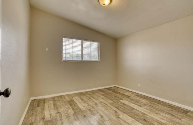 2047 W Lingard Street