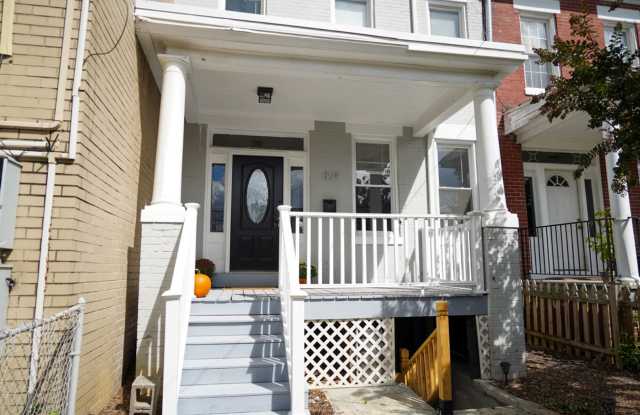 Lovely 4br/2bth home w/parking in Petworth - Priced to rent ASAP!