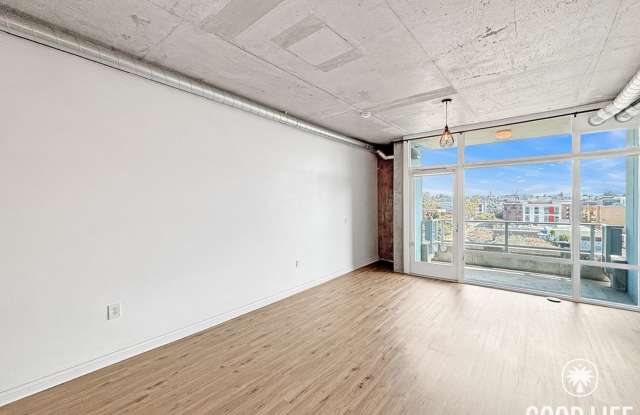 Gorgeous Studio W/ W/D, A/C, Balcony, Rooftop Deck, Gym, Jacuzzi with City views!!