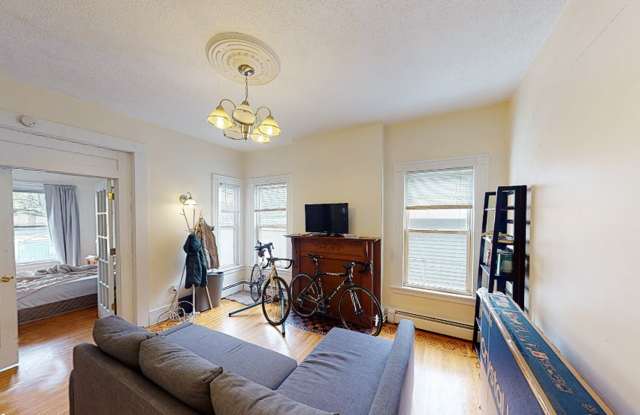 Spacious 2BR/1BA Apartment – Downtown Convenience  Yale Proximity!