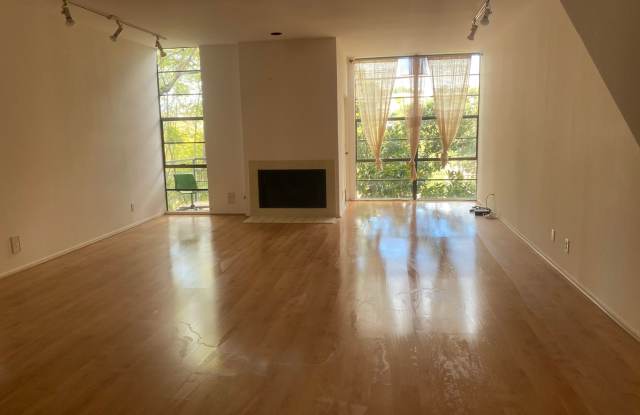 Unique Multi-Level Hollywood Hills Condo with 2 Bedrooms and 2 1/2 Bathrooms photos photos