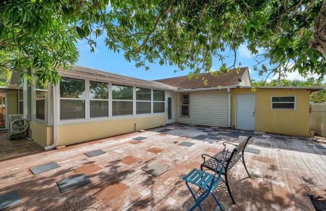 Secluded Clearwater Charmer on Cul - De - Sac Close to Clearwater Beach | 3 Bedroom | 2 Bathroom | 1 Car Garage