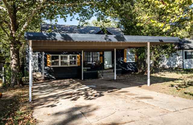 Photo of 1709 Northwest Oak Avenue