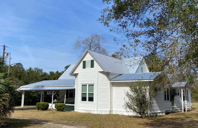 Charming 3 Bedroom, 3 bath farmhouse in Lee photos photos